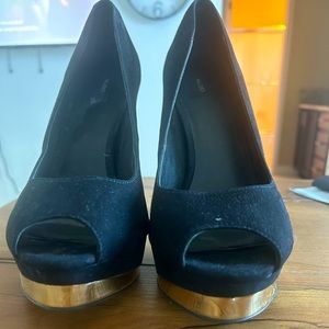 Size 8 Aldo gold tip peel toe high heels